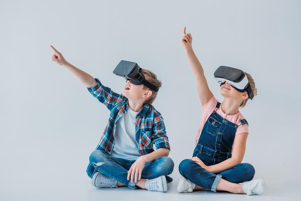 děti pomocí virtuální reality sluchátka - Fotografie, Obrázek