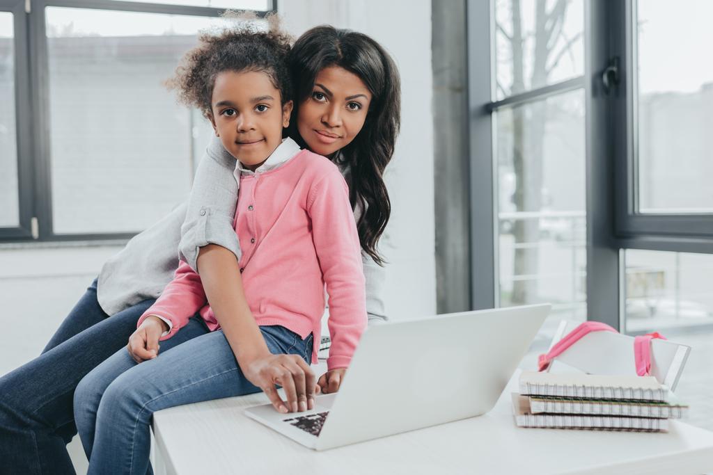 Moeder en dochter met laptop - Foto, afbeelding