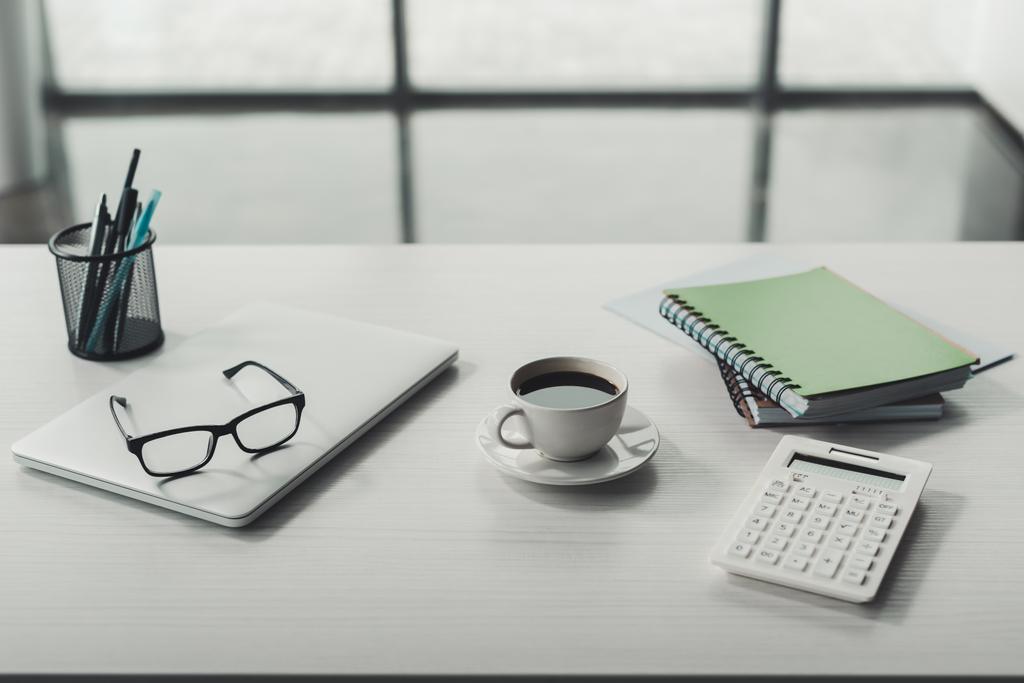 laptop en kopje koffie met kantoorbenodigdheden - Foto, afbeelding