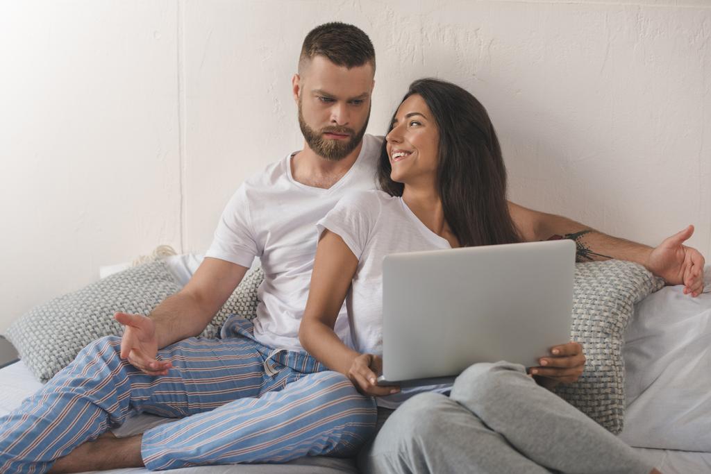 Couple utilisant un ordinateur portable   - Photo, image