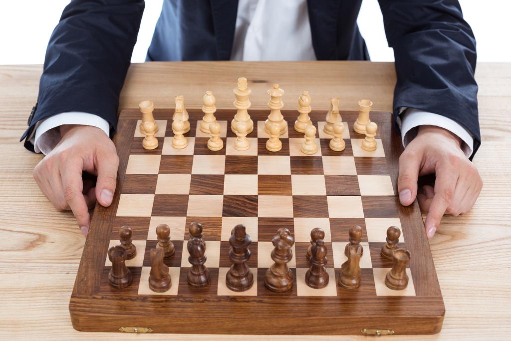 Бизнесмен играет в шахматы
 - Фото, изображение