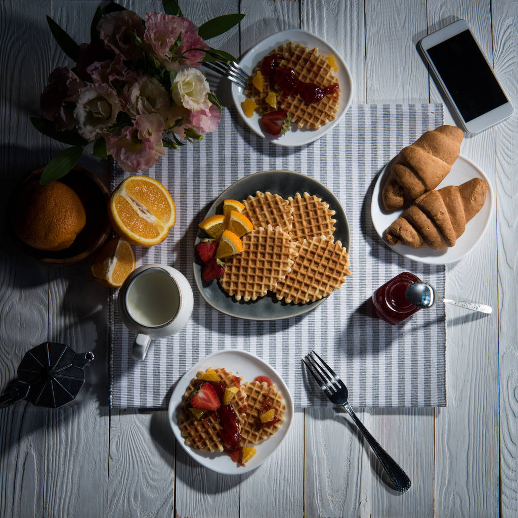 ワッフル、新鮮なおいしい朝食  - 写真・画像