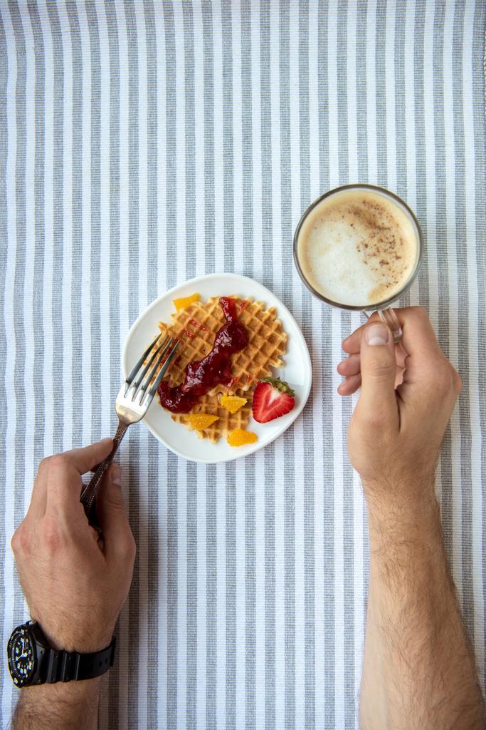 Pessoa que toma café da manhã
  - Foto, Imagem