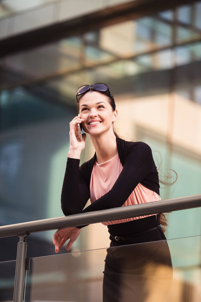 Mulher de negócios falando ao telefone durante uma pausa de café outsid
 - Foto, Imagem