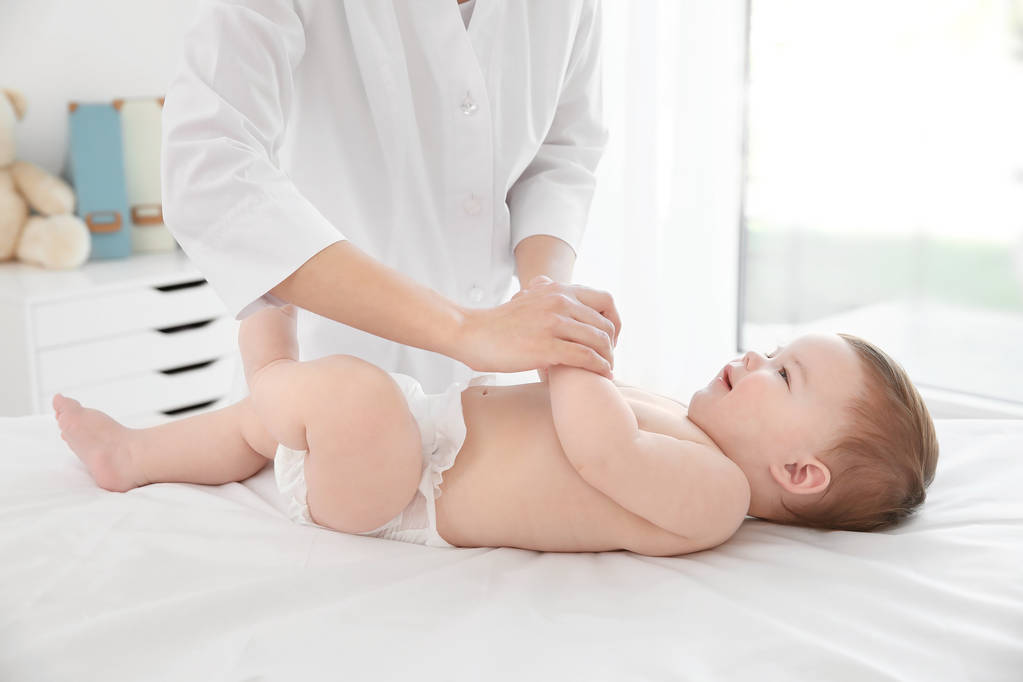 Arts behandeling van kleine baby - Foto, afbeelding