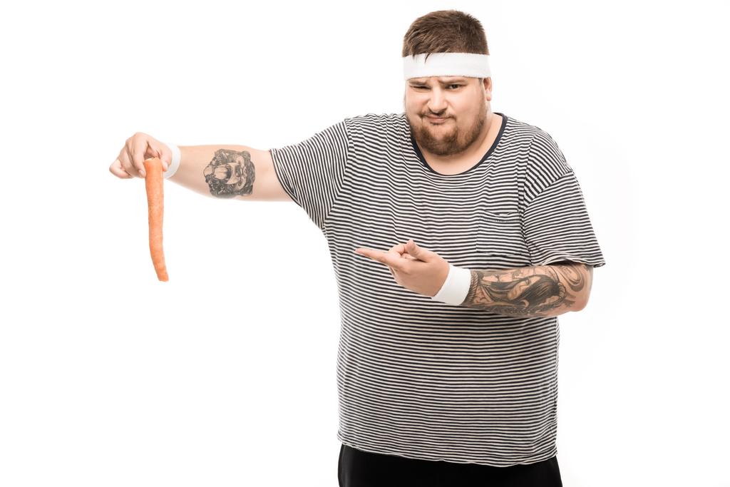 homem gordo apontando com o dedo para cenoura
 - Foto, Imagem