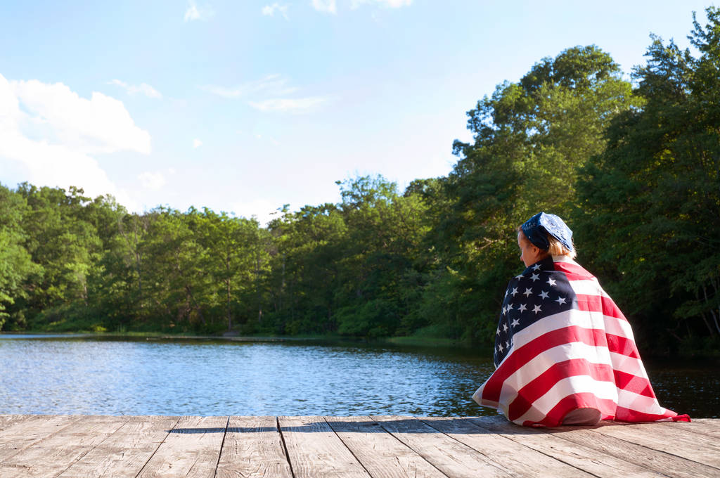 Egyesült Államok zászló. Nő csomagolva amerikai zászló.  - Fotó, kép