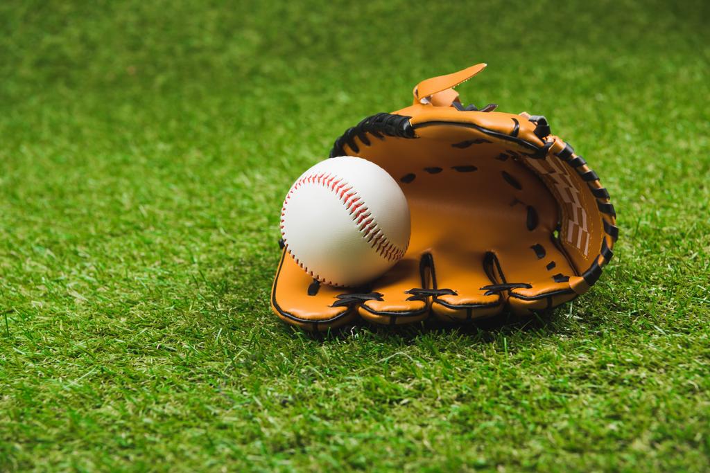Baseballhandschuh mit Ball  - Foto, Bild