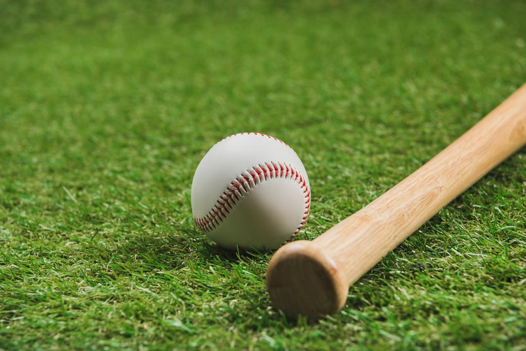 Bate de béisbol y pelota  - Foto, imagen
