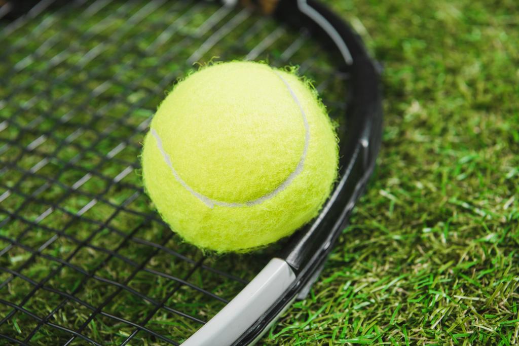 Теннисная ракетка и мяч 3
 - Фото, изображение