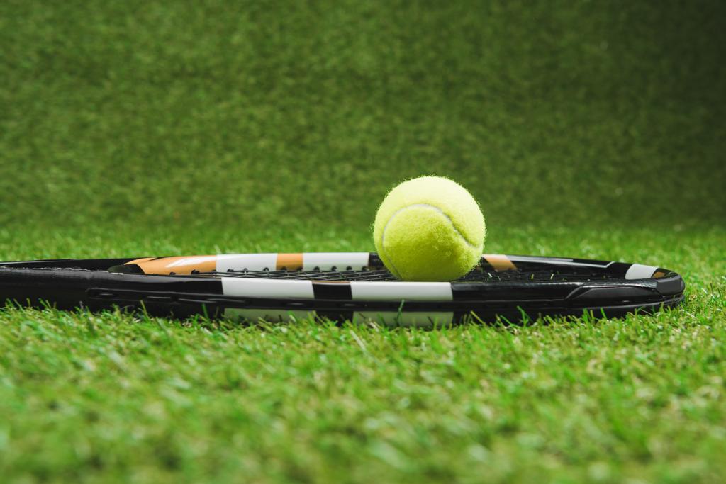 Теннисная ракетка и мяч
 - Фото, изображение