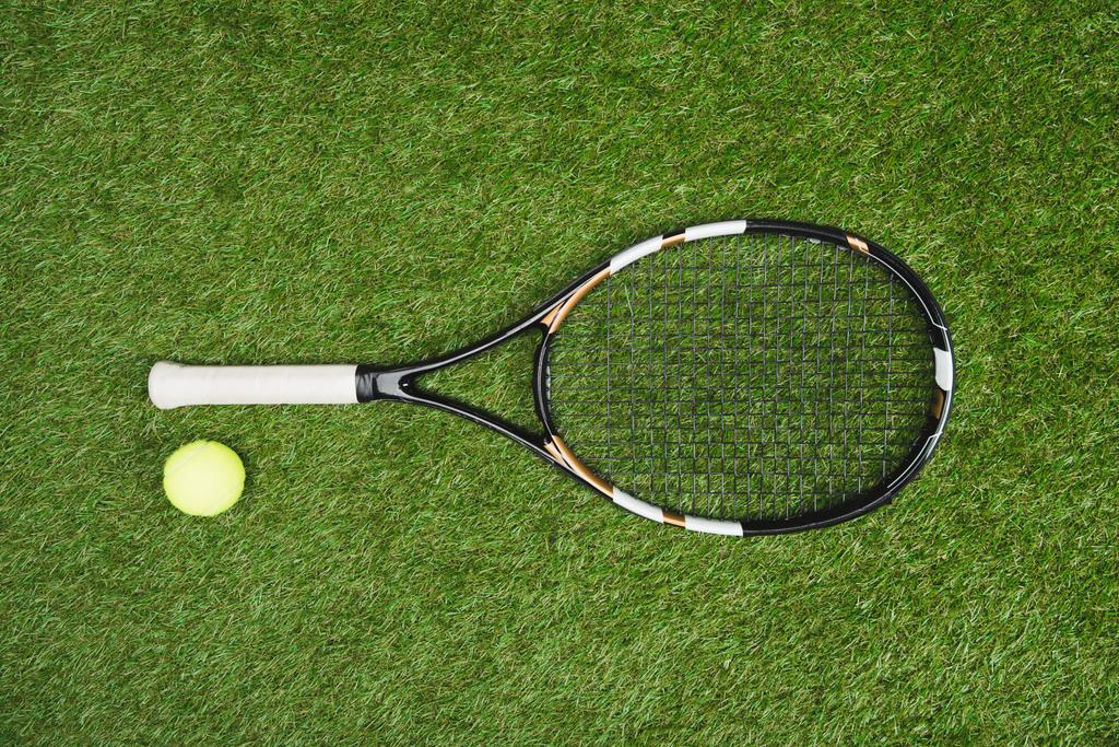 tennisracket en bal - Foto, afbeelding