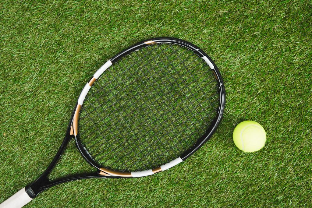 Теннисная ракетка и мяч
 - Фото, изображение