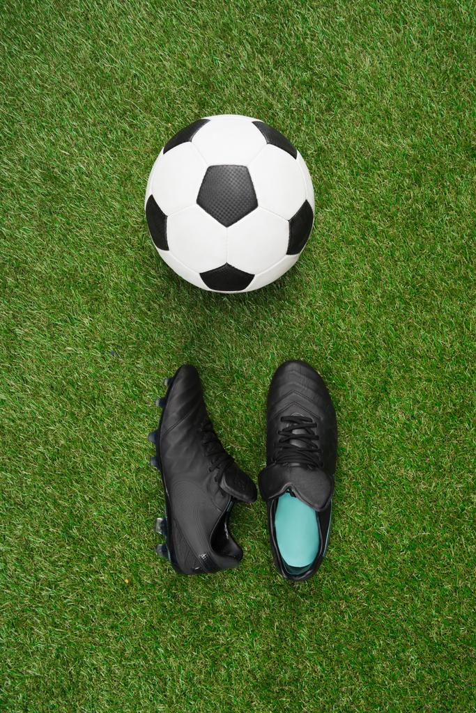 футбольний м'яч зі спортивним взуттям
 - Фото, зображення