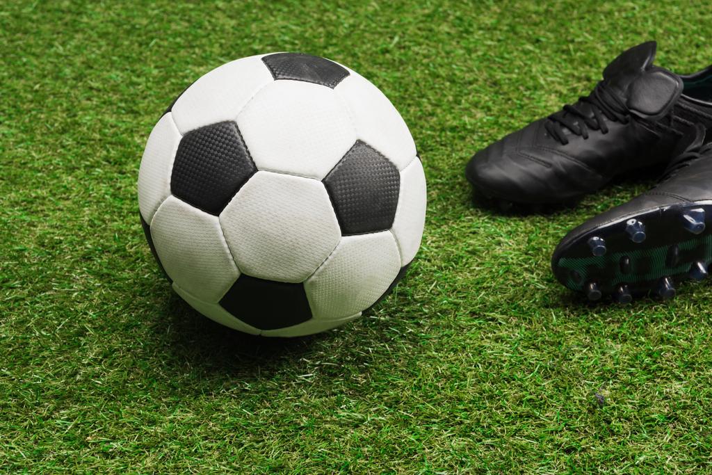 bola de futebol com sapatos esportivos
  - Foto, Imagem