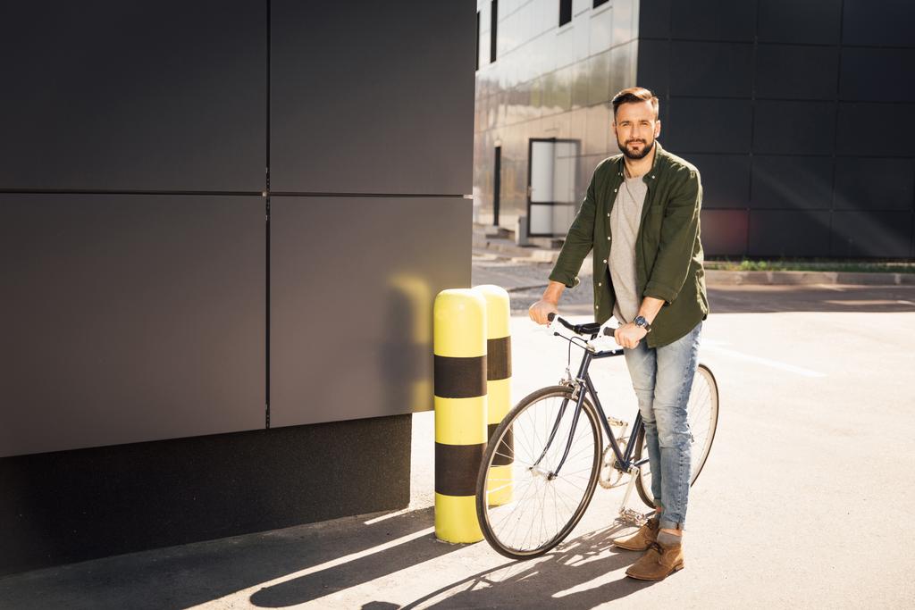 自転車で立っている男性 - 写真・画像