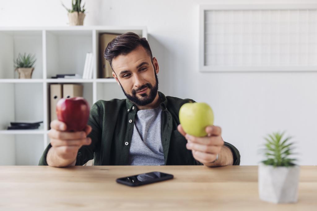 Бизнесмен держит яблоки
  - Фото, изображение