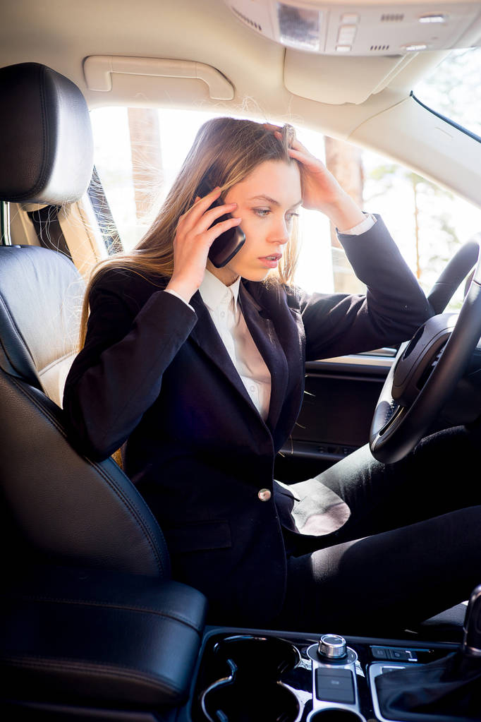 Стрессовая деловая женщина в машине
 - Фото, изображение