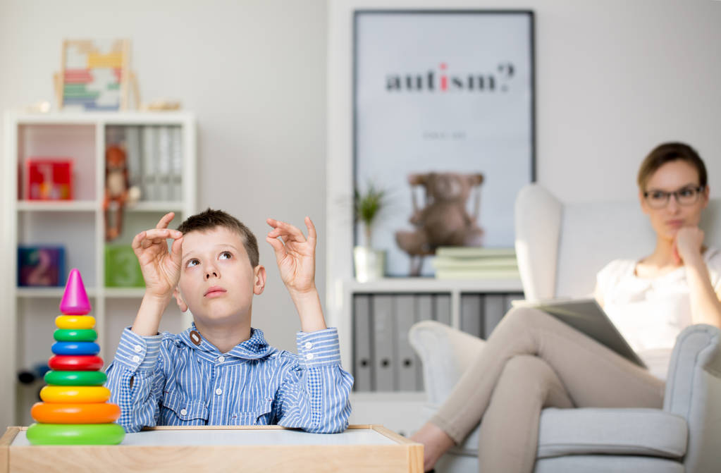 Ψυχολόγος παρατηρώντας αυτιστικό αγόρι - Φωτογραφία, εικόνα