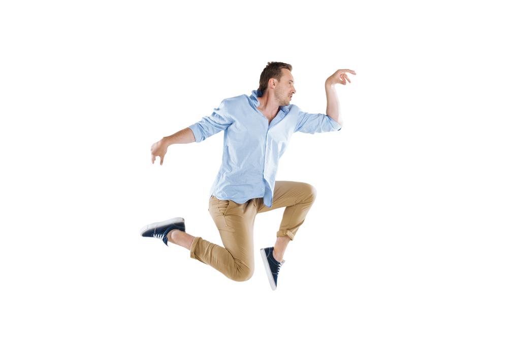 молодой человек прыгает и смотрит в сторону
 - Фото, изображение