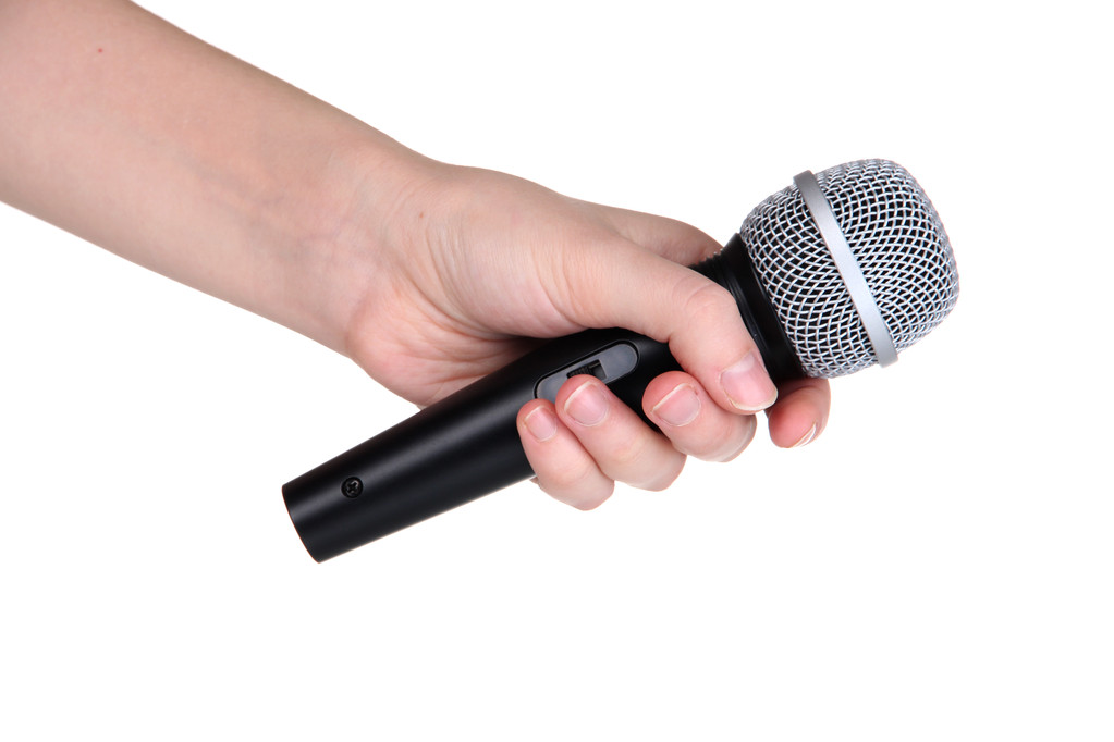 Fekete kéz elszigetelt fehér mikrofon - Fotó, kép