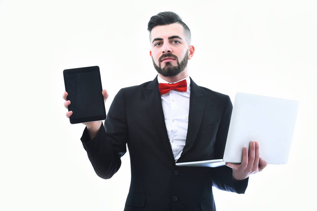 selbstbewusster Geschäftsmann oder Chef-Manager, weißer Laptop und schwarzes Tablet - Foto, Bild