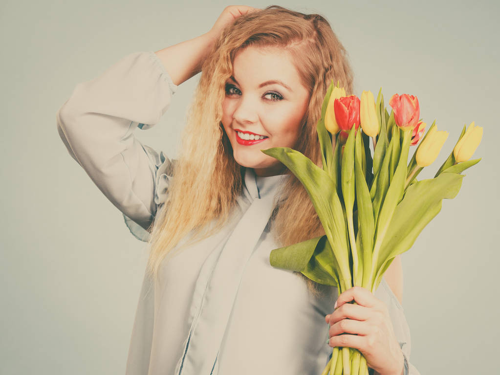 hübsche Frau mit rotem gelben Tulpenstrauß - Foto, Bild