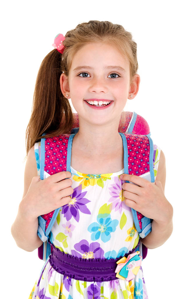 Okul kız çocuk izole sırt çantası ile gülümseyen portresi  - Fotoğraf, Görsel