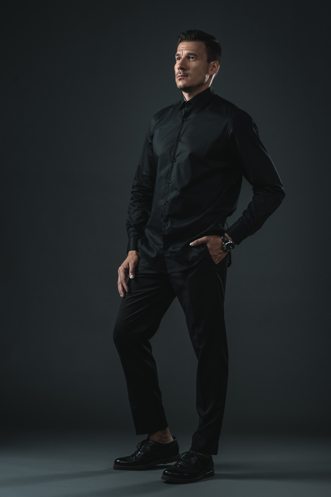 módní muž v černém oblečení - Fotografie, Obrázek