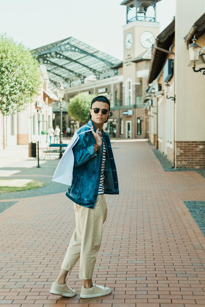 stilvoller Mann mit Einkaufstasche - Foto, Bild