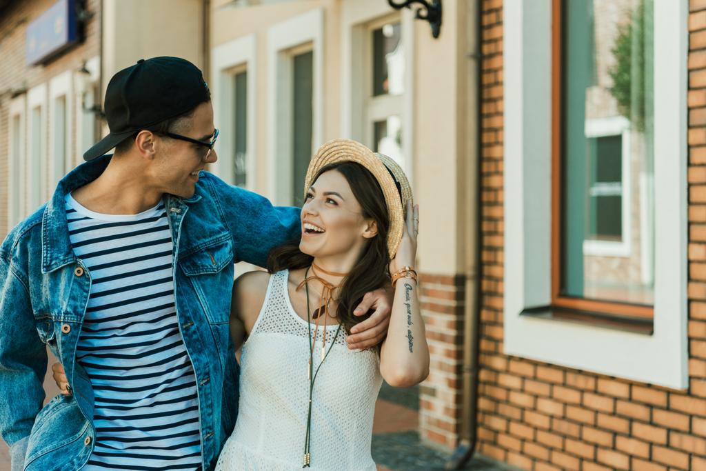 couple hipster marche en ville
 - Photo, image