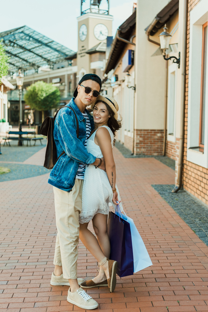 Stilvolles Paar mit Einkaufstaschen - Foto, Bild