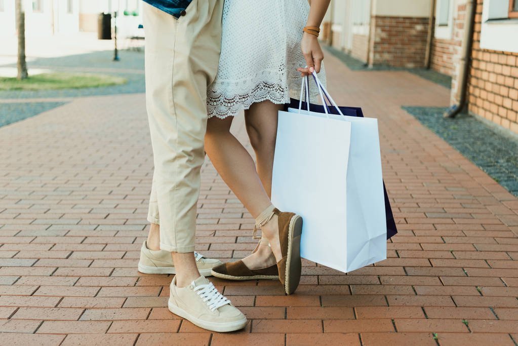 pareja joven con bolsas de compras  - Foto, imagen