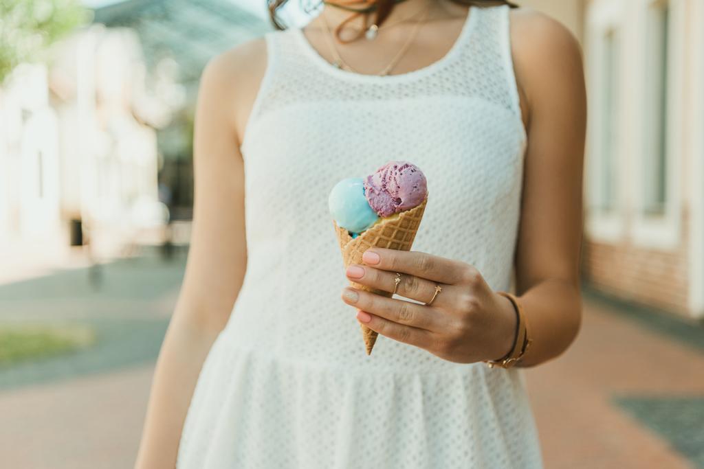 junge Frau isst Eis  - Foto, Bild