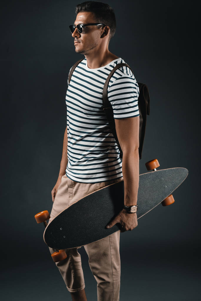 Uomo elegante con skateboard
  - Foto, immagini
