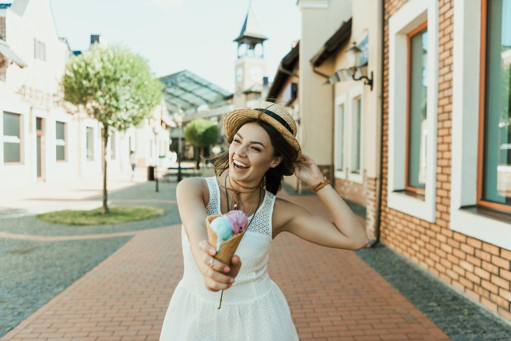 νεαρή γυναίκα τρώει παγωτό  - Φωτογραφία, εικόνα