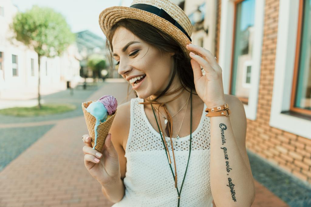 νεαρή γυναίκα τρώει παγωτό  - Φωτογραφία, εικόνα
