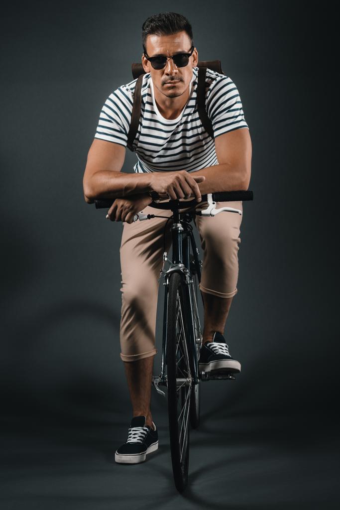 Mann sitzt auf Fahrrad - Foto, Bild