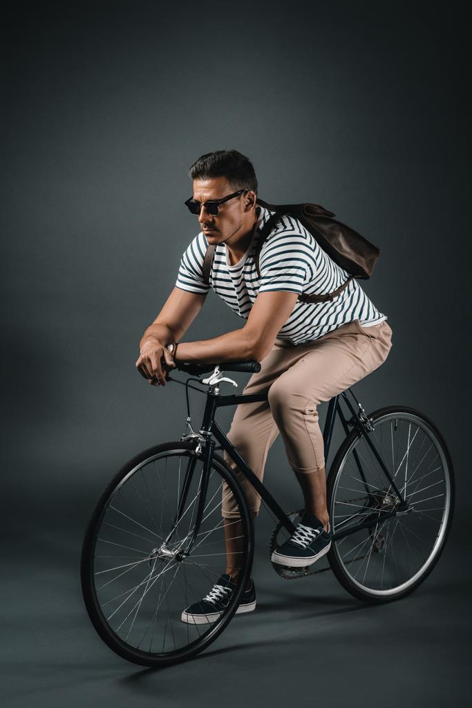чоловік сидить на велосипеді
 - Фото, зображення