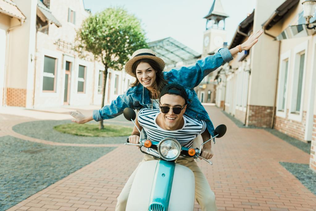 Jovem casal equitação scooter
  - Foto, Imagem
