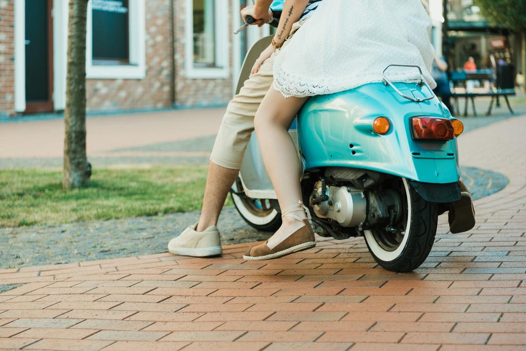 pareja casual montando en scooter
 - Foto, imagen