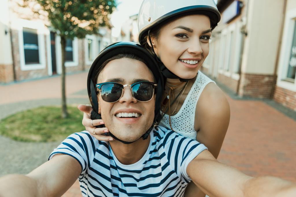 mladý pár v přilbách s selfie - Fotografie, Obrázek