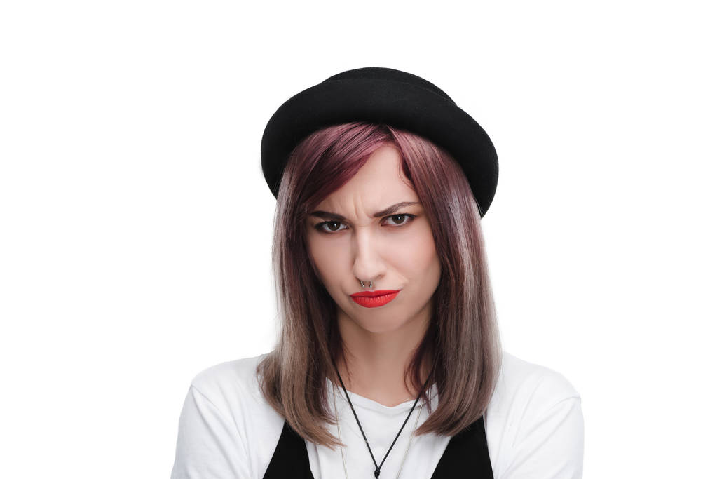 beledigd meisje in zwarte hoed  - Foto, afbeelding