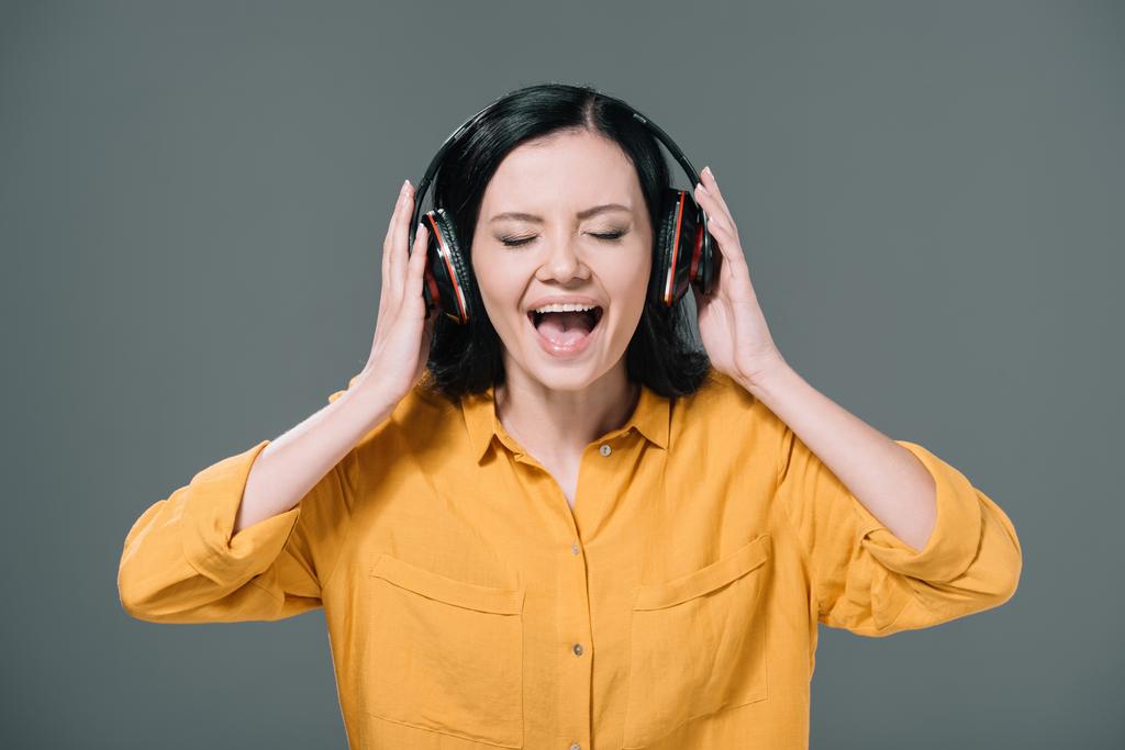 Nő fülhallgatóban zenét hallgat - Fotó, kép