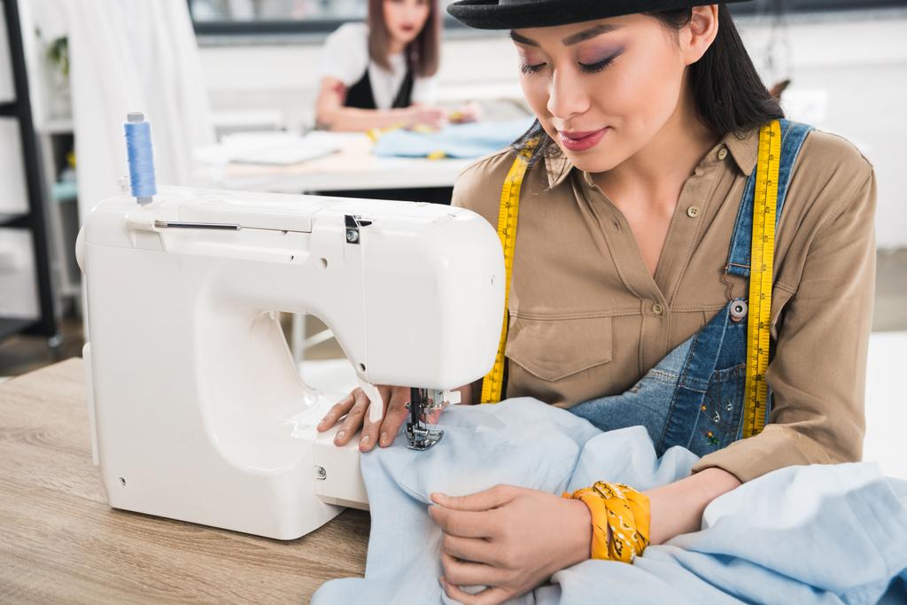mujer asiática trabajando con máquina de coser
 - Foto, Imagen