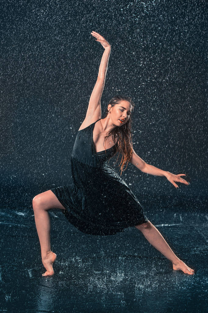 Η νεαρή όμορφη σύγχρονη χορεύτρια χορεύουν κάτω από σταγόνες νερού - Φωτογραφία, εικόνα