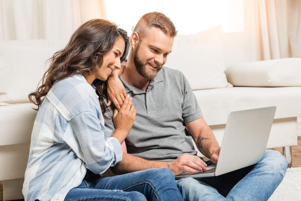 couple using laptop - Photo, Image