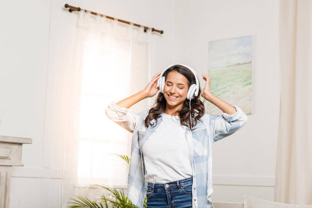 Mujer escuchando música en auriculares  - Foto, Imagen