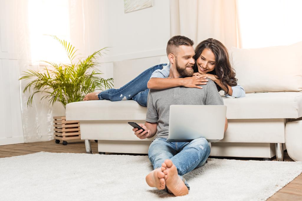 Couple utilisant un ordinateur portable  - Photo, image