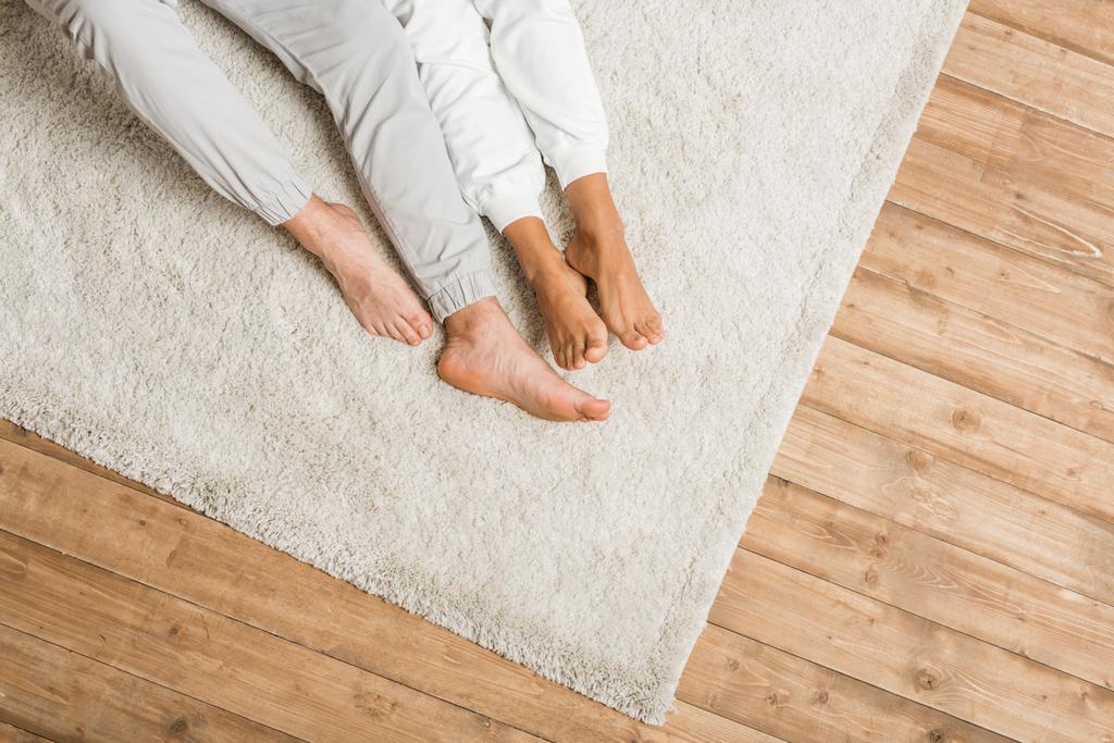 Jovem casal deitado no tapete em casa
 - Foto, Imagem
